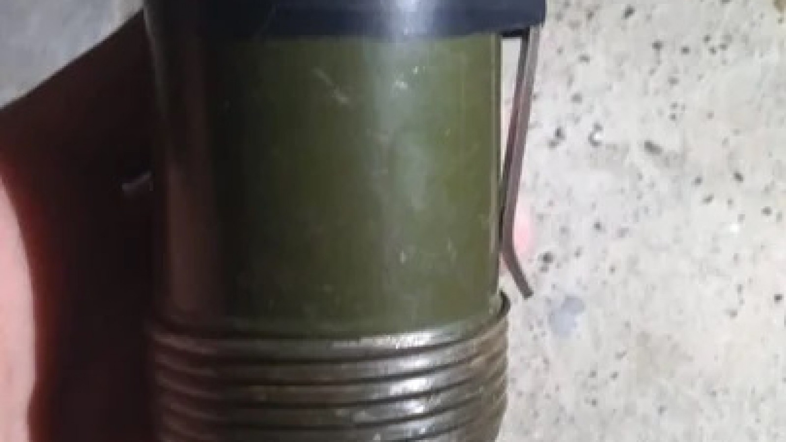 Una mujer encontró una granada en el medio de la calle